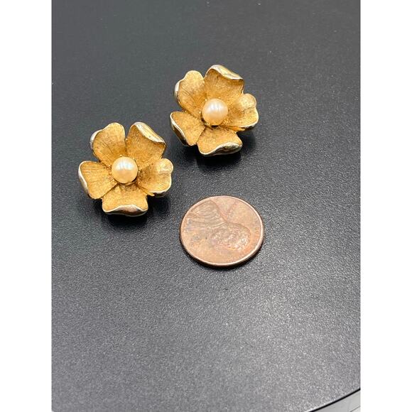Coro Signed Vintage Gold-tone Flower Faux Creamy Pearl Center Clip On Earrings - Picture 8 of 8